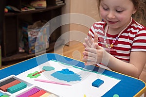 Girls in kindergarten sculpts