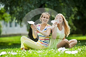 Le ragazze iniziare aeroplani 