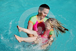 Le ragazze piscina giochi 