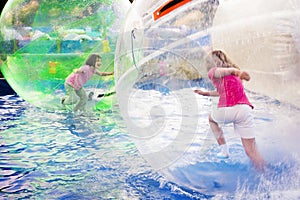 Le ragazze correre galleggiante sfera 