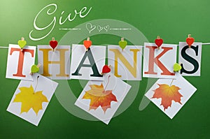 Dare grazie un messaggio sospeso perni sul linea ringraziamento un saluto foglie 