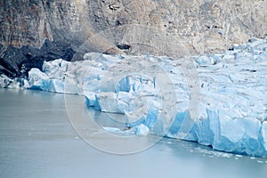 Glaciar iceberg coming in water