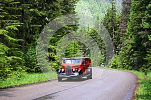 Glacier national park bus tour