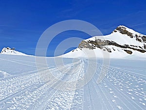 Glacier Walk - Marked glacier trail from Scex Rouge station to Quille du Diable Travel destination Glacier 3000, Les Diablerets