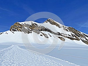 Glacier Walk - Marked glacier trail from Scex Rouge station to Quille du Diable Travel destination Glacier 3000, Les Diablerets