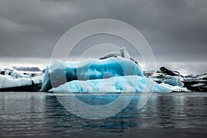 Glaciers floating in the JÃ¶kulsÃ¡rlÃ³n lagoon in the south-east of Iceland