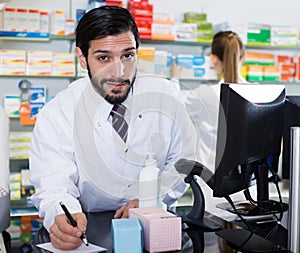 Glad male is stocktaking medicines with computer