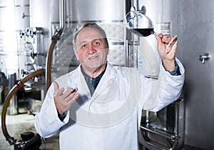 Glad wine maker controls quality of wine