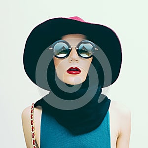 Glamorous lady in vintage hat and sunglasses trend. fashion port