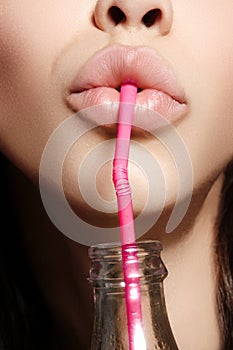 Půvab detailní z rty pití růžový sláma. přírodní kosmetické prostředky. móda podívejte láhev z voda 