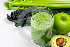 Glas av fresh green smoothie. Healthy green smoothie photo