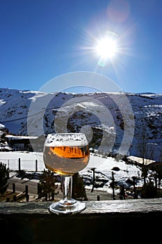 Tazza O birra chiara sul parete stazione sciistica 