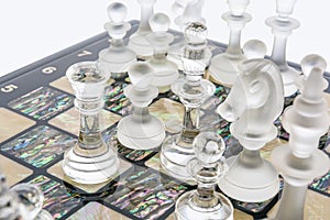 Glas Schach stücke ist ein stehen auf der Platte weiß 