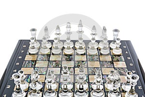 Glas Schach stücke ist ein stehen auf der Platte weiß 