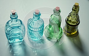 Bicchiere colorato bottiglie natura morta 