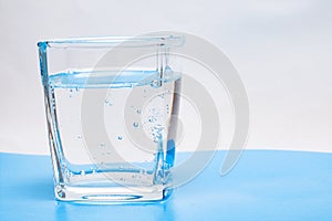 Bicchiere tazza Acqua bolle sul bianco 