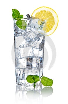 Pohár čerstvý chladný voda citrón 