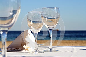 Bicchiere pieno da il mare un il sole 