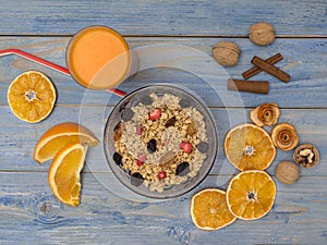 A glass of orange juice with oranges.