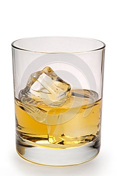 Bicchiere di whisky e ghiaccio verticale con tracciato di ritaglio.