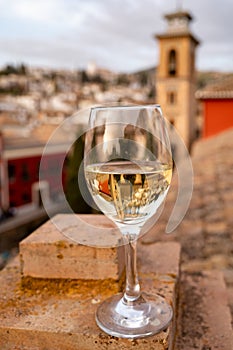 Tazza spagnolo vino bianco serviamo sul tetto terrazza sul vecchio da andaluso 