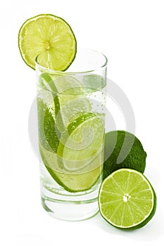 Glass water with lime .