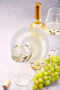 A glass of white wine and fresh grapes