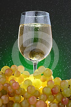 A glass of white wine and grapes