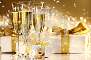 Bicchieri di champagne, oro ribboned doni.