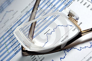 Lo studio il negozio grafici un grafici finanziario un messaggio forniture il mercato grafico del mercato azionario contabilità occhiali di protezione analisi imposta 
