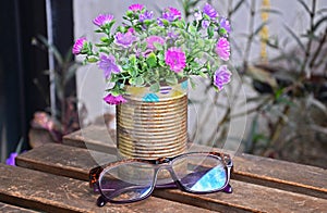 Brýle a květina na stůl 