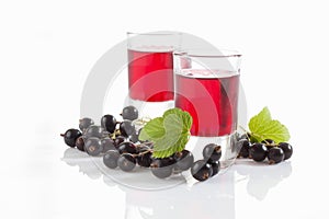 Glasses with genever, black currants