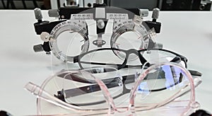 Glasses for selection of lenses in optics