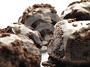 Glazed chocolate cakes