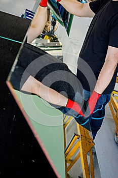 The glazier places the mirror top on a professional table in the Glass Factory