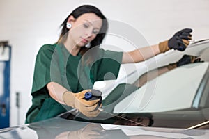 Glazier removing windshield