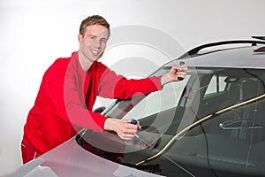 Glazier removing windshield