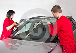 Glazier replacing windshield