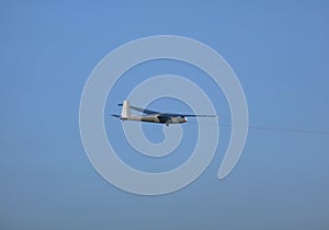 Glider connected to a rope