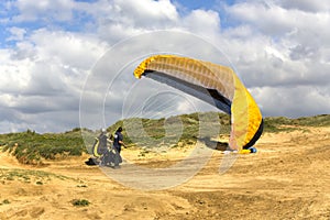 The glider pilot prepares for flight on a paraplan