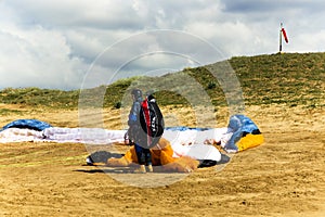 The glider pilot prepares for flight on a paraplan