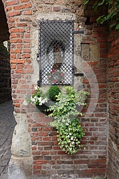 A Glimpse into History: Celebrating 650 Years of Zons Rhein City Festival with the Iconic Marienstatue and Lush Greenery . Statue