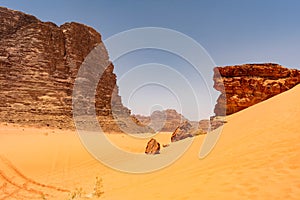 Glimpse of the spectacular Wadi Rum desert