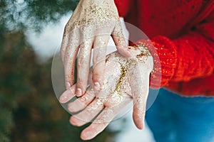 Golden glitter on hands