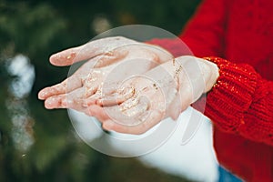 Golden glitter on hands