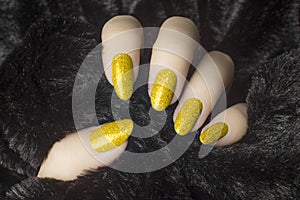 Glittered yellow nails manicure