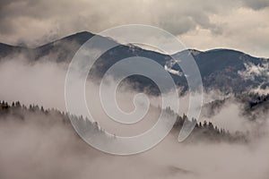 A livello globale riscaldamento. montagna. nuvole un nebbia 