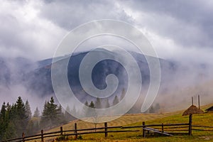 A livello globale riscaldamento. montagna. nuvole un nebbia 