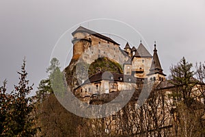 Ponurý středověký hrad na hoře, Orava, Slovensko.