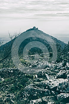 Ponurá zrúcanina hradu Turna s krajinou